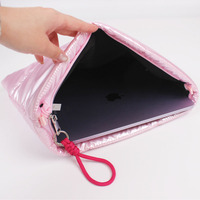 Housse pour ordinateur portable matelassée en tissu matelassé Argent métallisé Pochette de protection de transport Absorption des chocs douce Léger Accessoire de mode