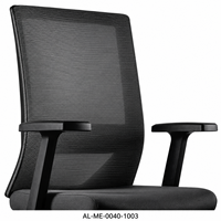 Chaise de bureau moderne noire à dossier en maille avec siège rembourré et accoudoirs en T sur base à cinq étoiles pour les espaces de travail des employés