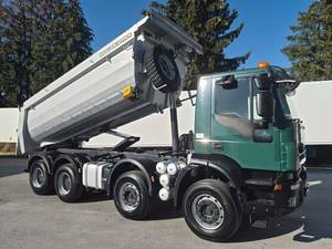 Camion Tracteur Iveco Trakker d'occasion 6x4 avec benne basculante robuste pour le transport de chantier - Product Image 2