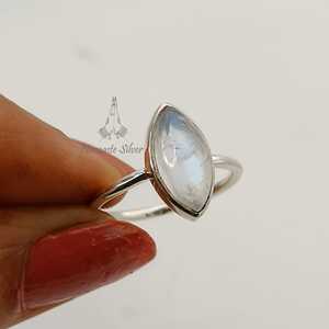 Anillo de Piedra Lunar Arcoíris: Anillo de Promesa Marquise Hecho a Mano en Plata de Ley, Regalo de Piedra de Nacimiento Natural de Junio - Product Image 2