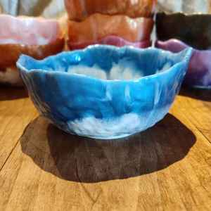 Moderna Tazón Decorativa de Resina Abstracta con Pigmentos Metálicos y Diseño Ovalado Elegante para el Hogar, Restaurantes y Exhibición en Boutiques - Product Image 1