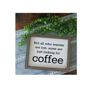 放浪するすべての人が失われているわけではありません。コーヒーステーションの装飾用に縁取られた木製の引用コーヒーを探しているだけです