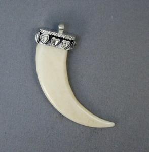 Collier avec pendentif en os de buffle, bijoux tribaux naturels et durables pour femmes, haute qualité - Product Image 1