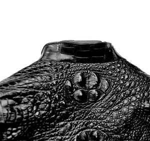 แจ็คเก็ตหนังลายจระเข้สุดพิเศษ ผสมผสานงานฝีมือและความสะดวกสบาย เหมาะสำหรับโอกาสลำลองหรือโอกาสที่ต้องการความหรูหรา - Product Image 4