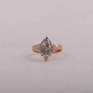 แหวนหมั้นเพชรทรงหยดน้ำประดับเกลือและพริกไทย พร้อมเพชรทรงกลมด้านข้างและเพชรทรงหยดน้ำเพาะเลี้ยงในห้องปฏิบัติการสำหรับเธอ - Product Image 5