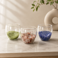 Ornement en verre transparent en forme de coupe avec gravier de cristal et éclats de pierres vertes, bleues, blanches et mélangées pour la décoration