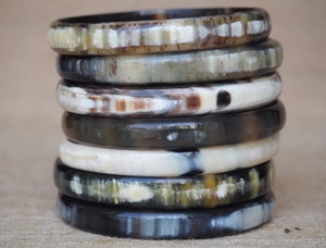 Bracelets en corne de buffle naturelle, fabrication artisanale de bijoux en corne de buffle - Product Image 3