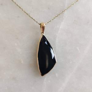 Onyx noir naturel forme fantaisie pierre précieuse sculptée fête porter pendentif en or 14k pour collier bijoux de mode fins en gros pour les femmes - Product Image 4