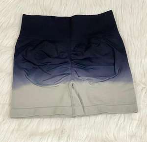 กางเกงขาสั้นออกกำลังกายเอวสูงสำหรับผู้หญิง คุณภาพพรีเมียม ปรับขนาดได้ เอวยางยืด ลายเรียบ ผ้าไนลอนผสมสแปนเด็กซ์ ยืดได้สี่ทิศทาง - Product Image 5