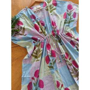 Robe longue kaftan multicolore à carreaux Poppy, taille unique, respirante, taille basse, idéale pour les loisirs, la plage et les fêtes estivales - Product Image 2