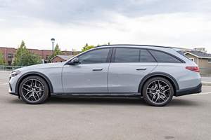 Mercedes-Benz E450 4Matic 2024, Tracción en las Cuatro Ruedas, Sistema de Propulsión Híbrido Turboalimentado, Color Gris Alpino de Fábrica - Product Image 3