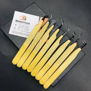 Pinzas profesionales de volumen con logotipo personalizado, acero inoxidable recubierto de color dorado para extensiones de pestañas de plasma negro sostenibles - Product Image 5