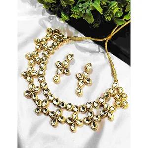 Ensemble de collier à deux couches avec motif floral Kundan et Meenakari, orné de perles et de diamants, idéal pour les mariages, les fêtes ou comme cadeau, fabriqué en alliage de laiton fin. - Product Image 1