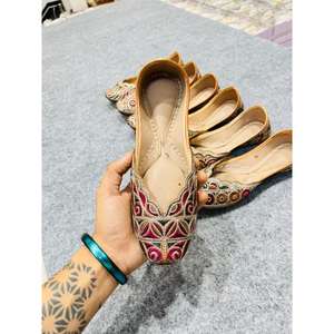 รองเท้าปักลายสำหรับผู้หญิงหนังแท้สไตล์อินเดียดั้งเดิมกันน้ำสไตล์แฟนซีขายดี - Product Image 4