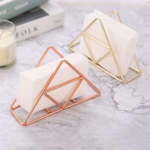 Porte-serviettes en métal plaqué or rose et élégant, durable et parfait pour la décoration de la maison ou du bureau. - Product Image 1