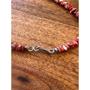 Collar Navajo Hecho a Mano con Concha de Ostra Roja y Plata de Ley, Joyería Cultural Coleccionable - Product Image 4