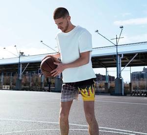 กางเกงบาสเก็ตบอลผู้ชายทรงสตรีทลำลองสำหรับออกกำลังกาย ผ้าตาข่ายพิมพ์ลายเปลวไฟ ระบายอากาศได้ดี กันน้ำ ผลิตจากโพลีเอสเตอร์ 100% - Product Image 3