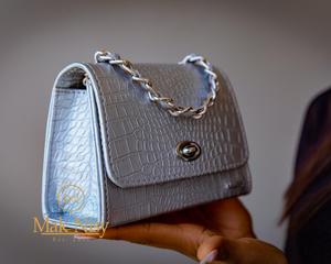 Sac à main mini en fausse fourrure à imprimé animalier tendance avec chaîne, bandoulière et fermeture à cadenas pour femme, usage quotidien - Product Image 2