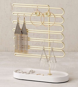 Organisateur de bijoux en métal durable et élégant avec plusieurs crochets pour suspendre les colliers et ranger les bagues avec élégance - Product Image 1