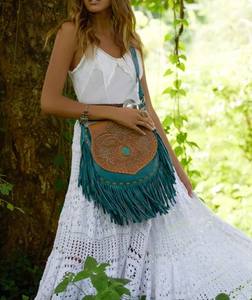 Diseño de pájaro de cola de milano tallado a mano real adornado con una variedad de tachuelas plateadas en una solapa de cuero de vaca pintada a mano - Product Image 5