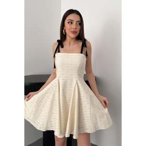 Vestido beige con hombros descubiertos y cordones - Beige - Product Image 3