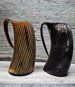 Taza de cuerno de búfalo, detalles en marrón dorado, superficie texturizada, disponible a precios de mayoreo. - Product Image 3