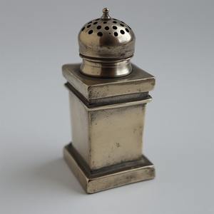 Molino de pimienta y coctelera de latón hecho a mano con acabado antiguo pulido Diseñado para interiores de comedor decorativos y funcionales - Product Image 6