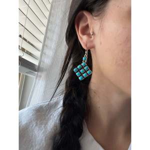 Pendientes Colgantes de Plata de Ley y Turquesa Kingman, Hechos en Navajo, con Diseño Geométrico para Mujer - Product Image 2