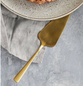 Ensemble de serveur de gâteau de mariage avec accents décoratifs assortis crée une présentation coordonnée et élégante - Product Image 3