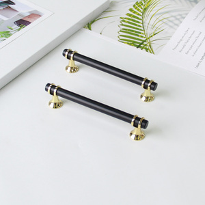 Manijas Modernas de Lujo en Negro y Dorado para Armarios de Dormitorio, Tiradores Minimalistas de Acero Inoxidable para Cajones, Herrajes para Armarios de Cocina y Guardarropas - Product Image 2