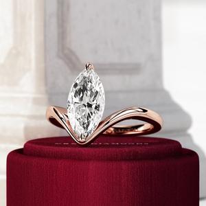 Anillo solitario de diamante cultivado en laboratorio Marquesa de 2 quilates, anillo de compromiso de diamante curvo, anillo de oro amarillo Chevron CVD - Product Image 1