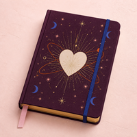 Carnet LABON personnalisé Cœur Céleste en tissu prune, couverture rigide, feuille d'or, rayons solaires, orbite atomique, croissants de lune, boussole, étoiles
