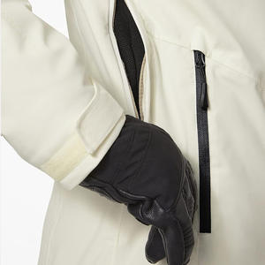 Chaqueta de esquí OEM para mujer de ajuste personalizado con material impermeable a prueba de viento Impresión de logotipo estilo de ropa de calle y etiqueta privada - Product Image 4