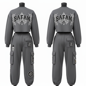 ชุดเซ็ตเสื้อครอปสเวตเชิ้ตผ้าฟลีซคอตตอนโพลีเอสเตอร์พรีเมียม 320 GSM และกางเกงจ็อกเกอร์คาร์โก้ สีเทา ปักโลโก้ สำหรับผู้หญิง - Product Image 3