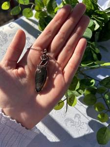 Colgante de labradorita al atardecer, collar artesanal envuelto en alambre, regalo de estilo bohemio para ella - Product Image 3