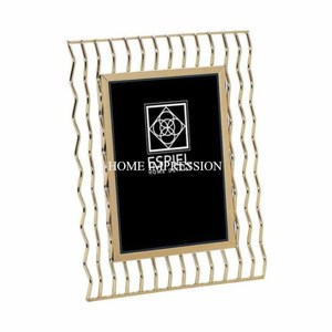 Cadre photo minimaliste en aluminium avec construction de haute qualité, parfait pour afficher des photos de voyage ou des impressions de la nature de l'Inde - Product Image 1