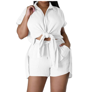 Ensemble deux pièces en polyester blanc à la mode pour femmes à manches courtes col haut et short coupe ample tenue d'été décontractée - Product Image 1