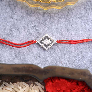 Rakhi en argent de créateur avec Roli Chawal pour les frères Bhai, orné d'une pierre de diamant taille princesse - Product Image 2