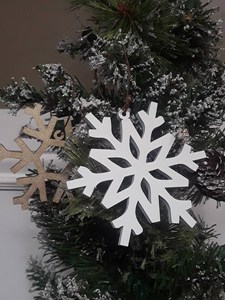 Última colección de adornos navideños y copos de nieve en metal y ganchillos y cuentas hechos a mano en atractivos colgantes - Product Image 3