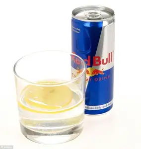 Eski ve yeni stok Red Bull 250ml enerji içeceği (tüm metin mevcut)