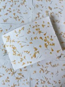 Sobres de papel hechos a mano de trapo de algodón con borde Deckle con pétalo de flor de caléndula ideal para papelería de boda y diseñador de invitaciones - Product Image 3