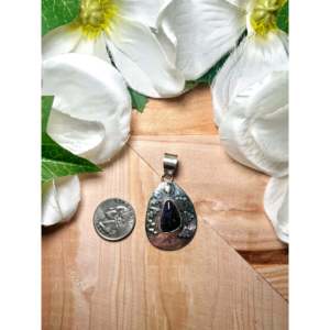 Colgante artesanal navajo con bisel de sugilita y plata de ley, con turquesa y baño de rodio, ideal como regalo. - Product Image 2