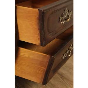 Mesita de noche de caoba maciza de estilo francés hecha a mano | Mesa de reproducción antigua adornada de 2 cajones con asas de latón | Expert - Product Image 6