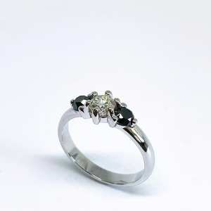 Bague de fiançailles CZ blanche coupe ronde de 5mm avec pierres latérales CZ noires Plaqué or 18 carats 3 bijoux en pierre pour mariage ou cadeau - Product Image 2