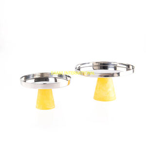 Ensemble de 2 présentoirs à gâteaux en argent avec dessus en acier inoxydable poli et base noire à effet de marbre pour outils à gâteaux - Product Image 3