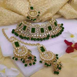 Collier ras du cou clouté Kundan plaqué or serti de gouttes de perles, boucles d'oreilles et ensemble de bijoux de mariée traditionnels Maang Tikka pour femmes - Product Image 5