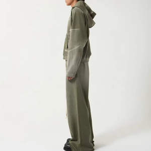 ชุดเสื้อผ้าฤดูหนาวสำหรับผู้ชาย ชุดเซ็ตสีพื้นแบบกำหนดเอง ผ้าฟลีซบุซับใน ซิปหน้า เสื้อฮู้ดดี้และกางเกงจ็อกเกอร์ ทรงปกติ มีกระเป๋าข้าง กันลม - Product Image 3