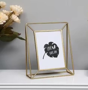 Cadre photo en métal doré carré de luxe avec un design classique en relief, écologique et durable pour la décoration de mariage - Product Image 6