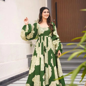 Elegante rayón pesado intrincado cuatro lados estampado diseñador Kurtis conjunto para mujeres estilo moderno festivales y fiestas de verano - Product Image 1