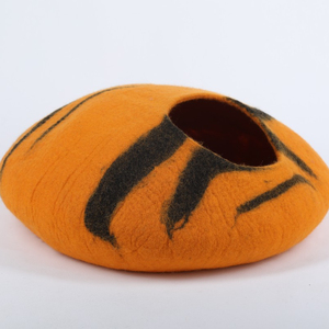 Hecho a mano moderno fieltro de lana diseño de piel de tigre Casa de gato cálido duradero ropa de cama para mascotas patrón de rayas directo Nepal artesanos moda - Product Image 2